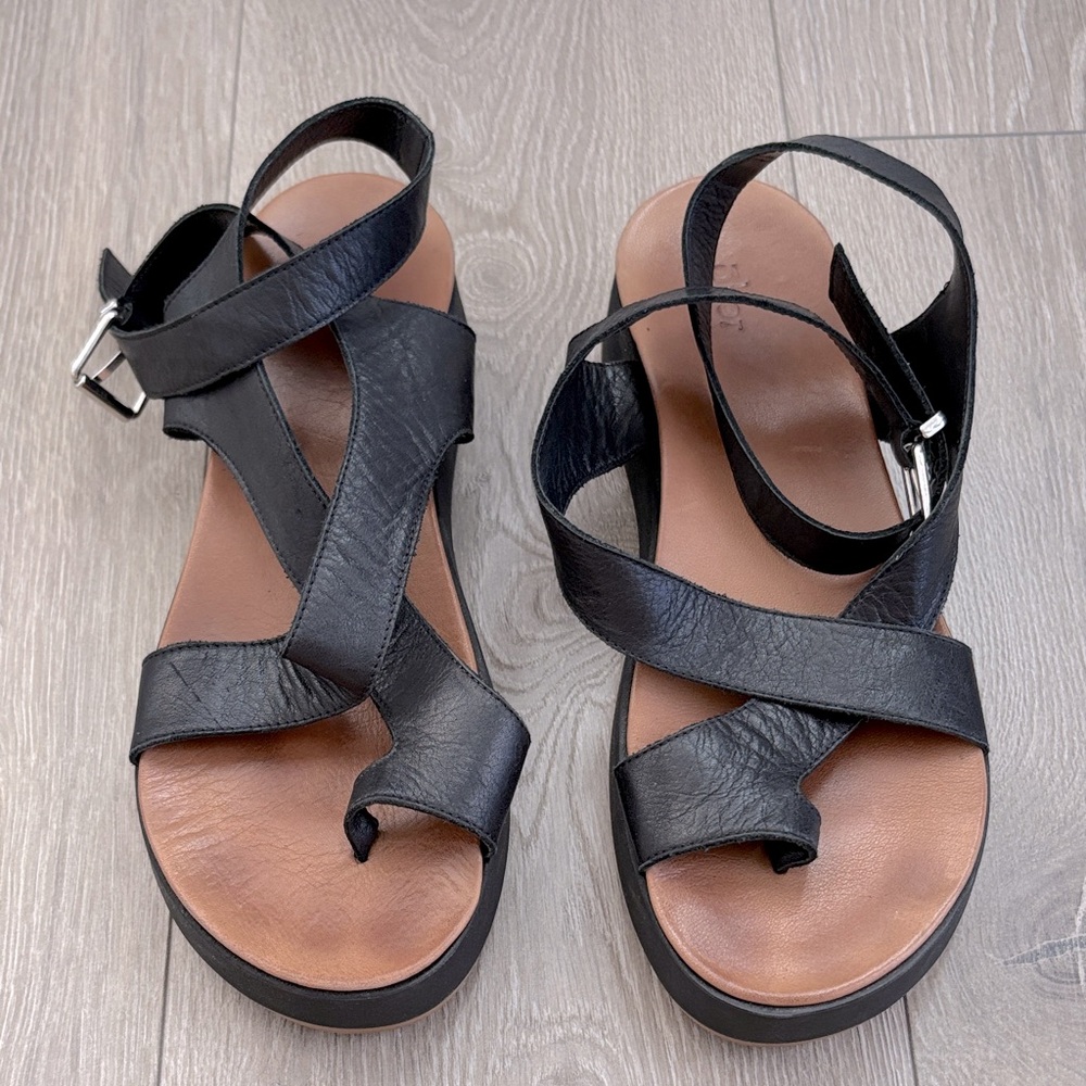 Ōker Black Leather Women's Sandals